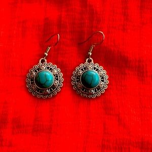 Beautiful design - brand new turquoise earrings